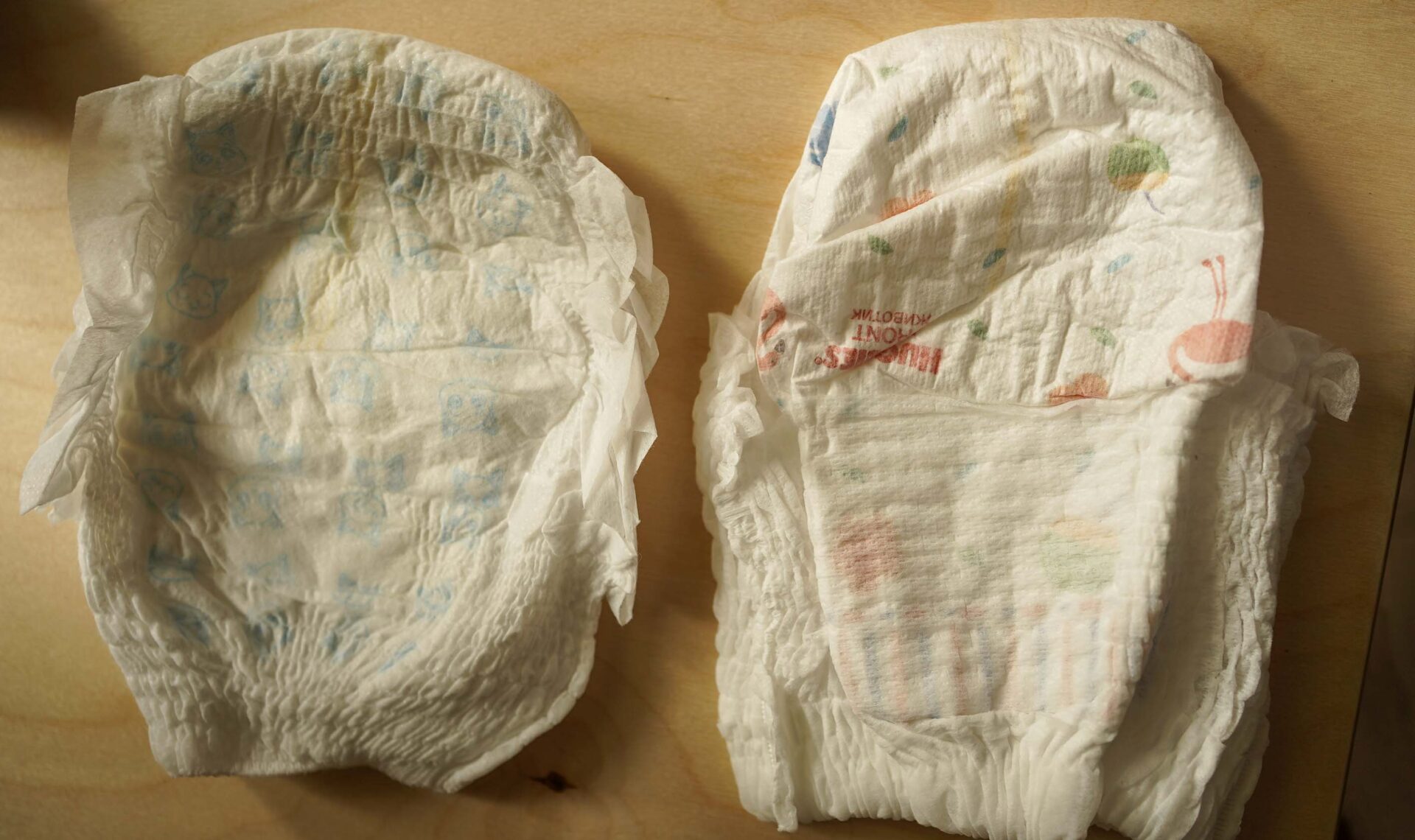 Яндекс Маркет запустил линейку подгузников Junion Care Слева Junion Care, справа Huggies Elite soft